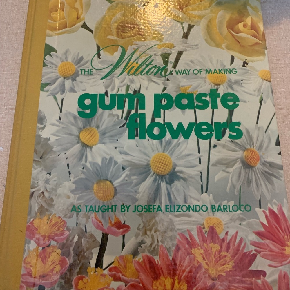 Vintage ‘75 Wilton Gum Paste Flowers Hardback Book